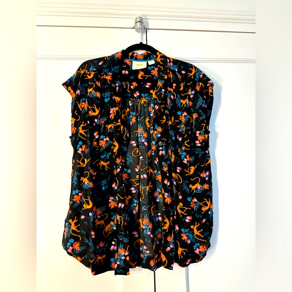 Gorgeous printer button down shirt in excellent condition